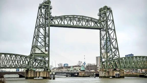 Bezos’ Yacht schlägt Wellen