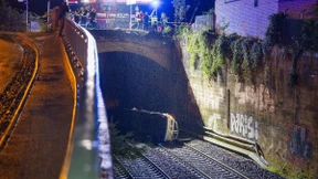 Auto stürzt in Darmstadt von Brücke auf Gleise