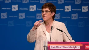 Beim Häuten der Zwiebel