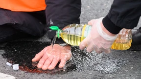 Öl über Kopf von Aktivistin geschüttet? Verfahren gegen Polizistin eingestellt