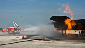 Passagiere suchen in Rauch und Dunkelheit