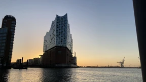 Aktivisten kleben sich während Konzert in Elbphilharmonie fest