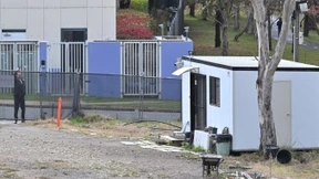 Einfach nur ein Typ, der auf einem Grashalm steht