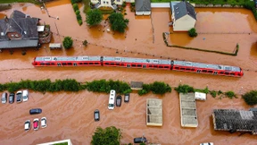 Talsperren laufen über, Häuser sind zerstört