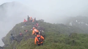 Zehn Vermisste nach Flugzeugabsturz