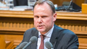 Hamburgs Innensenator stellt sich vor Polizei 