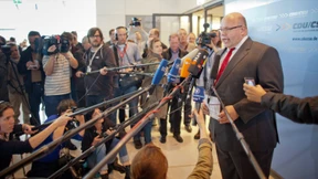 Nahestehend, naheliegend 