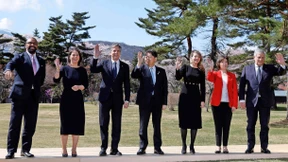 Krisenteam vor Bergpanorama