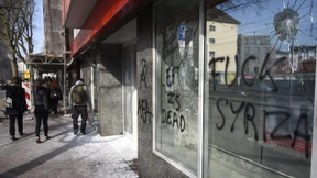 Unbekannte schlagen Fenster bei Sparkassen ein