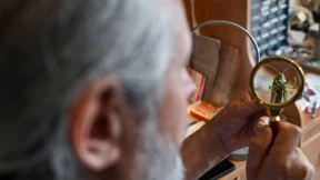 Künstler fertigt symbolische Miniatur-Masken