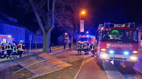 Mann von Werbetafel erschlagen