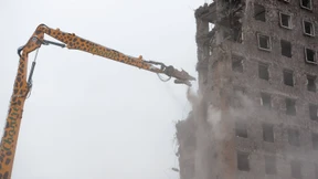 Die Giraffe „Carla“ mag Beton 