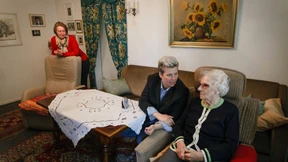 Beisammen sein, zuhören, Wange streicheln