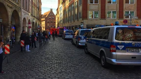 Kleintransporter fährt in Menschenmenge