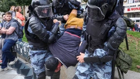 Mit Schlagstöcken gegen einen Fahrradfahrer