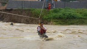 Menschen mit Seilen aus Häusern gerettet
