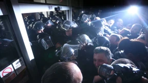 Serbische Regierungskritiker stürmen Staatssender