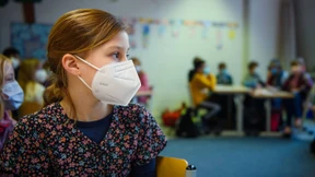 Die Jüngsten zum Nutzen der Älteren impfen?