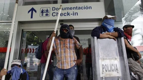 Demonstranten besetzen Flughafen von Acapulco