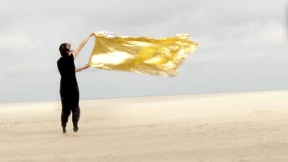 Johanna Reich lässt Rettungsfolie flattern