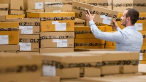 Olymp mietet Lager für Hemden an