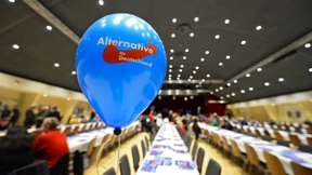 AfD attackiert Kirchen für Einsatz in der Flüchtlingskrise 