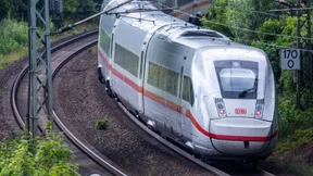 Mann wird ohne Ticket erwischt – und zieht die Notbremse