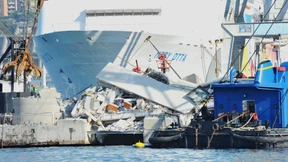 Containerschiff rammt Kontrollturm im Hafen