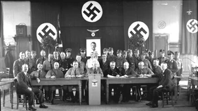 Wer eine Parteikarte seines Vorfahren findet, hat nur den ersten Schritt getan