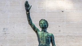 Ihr historisch-ambivalenter Drive setzt solche Literatur auf die Überholspur