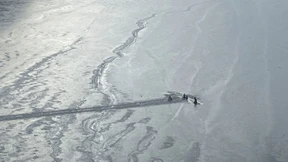 Kleinflugzeug stürzt auf zugefrorenen See in Alaska