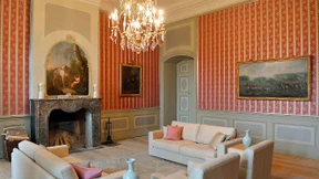 Auf was für einem Sofa sitzt die Kanzlerin?