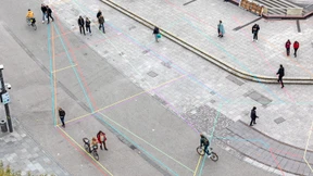 Ein Vogel aus bunten Streifen an der Hauptwache