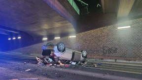 Autofahrerin stürzt acht Meter von Brücke in die Tiefe