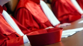 Rote Roben, weiße Westen?