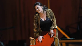 Die Perücke der Liz Taylor kleidet sie gut