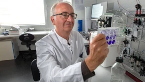 Zweigleisig zu neuen Virus-Medikamenten