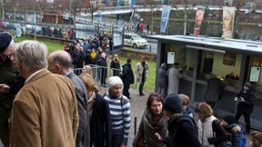 Schlange stehen für Dürer auch mit Dauerkarte