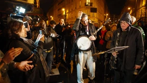 Menschen in Paris feiern gegen den Terror an