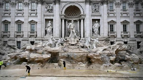 Zwei Euro, um den Trevi-Brunnen aus der Nähe zu besichtigen