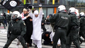 Salafisten attackieren Polizisten