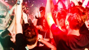 Tanzen ohne Maske und Abstand in Berlin