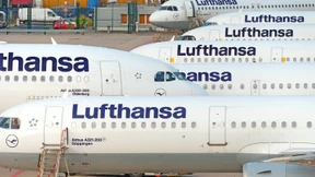 Stillstand und dichter Betrieb am Flughafen