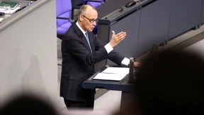 So schwungvoll hat man Merkel selten und Scholz nie erlebt