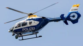 Polizeihubschrauber spürt Unfallverursacher in Gebüsch auf
