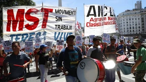 Argentiniens Beamte gehen auf die Straße