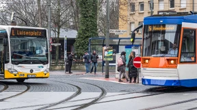 Straßenbahn für die Universität