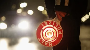 Autofahrer schleift Polizisten bei Kontrolle mit