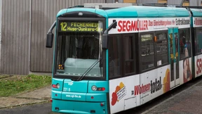 Bundeswehrgegner besprühen Straßenbahn