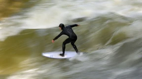 Eine perfekte Welle für Surfer und Paddler